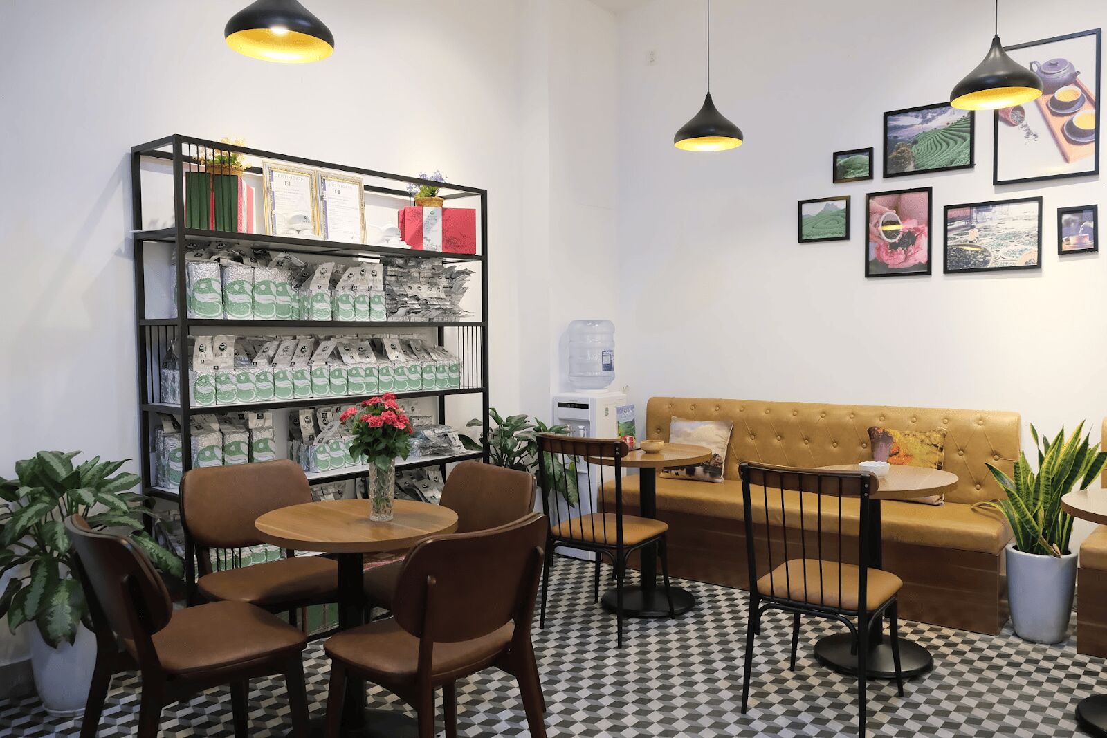 (Bách Trà Tea & Coffee mang nét bình yên, dung dị giữa phố phường nhộn nhịp)